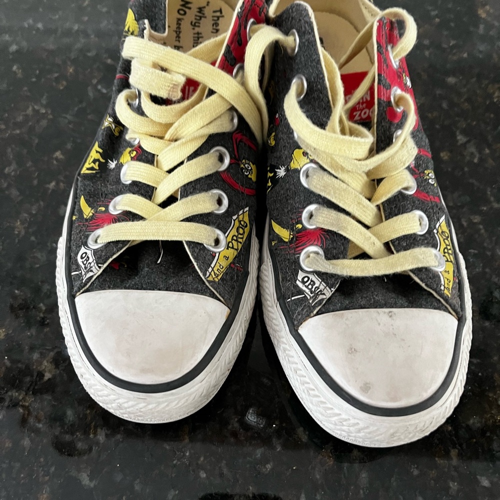 Converse All Star Sneakers   Words and Illustrations by Dr Seuss. WO 7 MEN 5